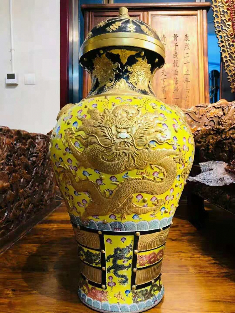 古代风格龙腾图花瓶